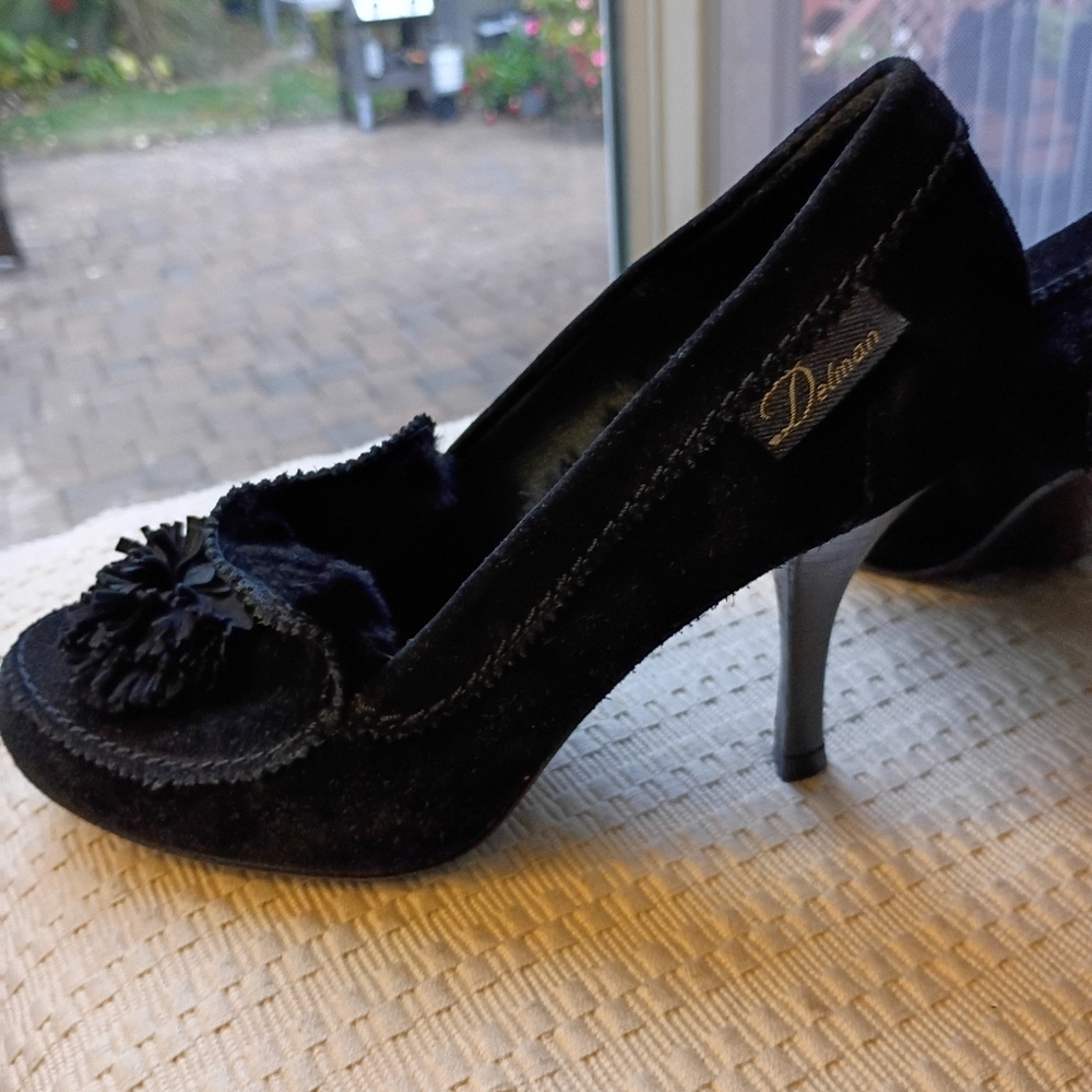 Delman luxury Elegant Black Suade Real  Fur Lined 3' Hills New Condition.